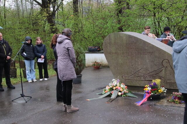 16.04.2023: Gedenkfeier auf dem KZ-Friedhof stellt den Leidensweg Radomer Juden in den Mittelpunkt