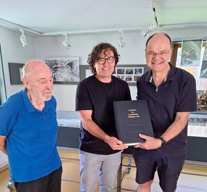 Neues Besucherbuch der Gedenkstätte übergeben